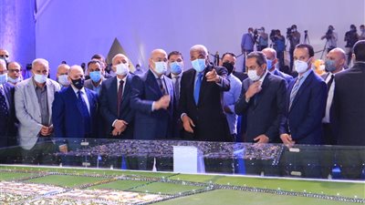 وزير الإسكان وهشام طلعت مصطفى يضعان حجر الأساس لمدينة 