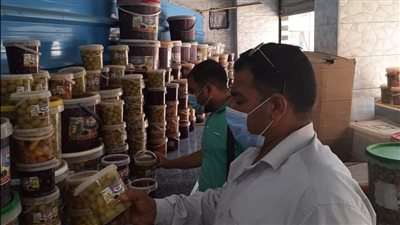 غلق 4 منشآت وإعدام أكثر من طن أغذية فاسدة بالشرقية (صور)