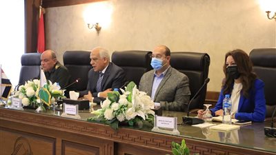 محافظ الجيزة يتابع تسليم التصميمات النهائية للمنشآت الحكومية ضمن مبادرة 