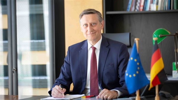  سيريل نون، سفير