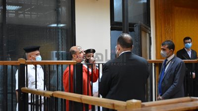 26 صورة ترصد كواليس مُحاكمة مرشد الإخوان ومحمود عزت و77 آخرين