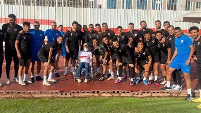 لاعبو الزمالك يلتقطون صورًا تذكارية مع أحد أصحاب الهمم