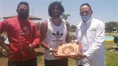 شيف المشاهير بالغردقة يهدي محمد النني بيتزا مُميزة خلال عطلته (صور)