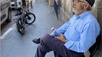 والد منى الكرد ينتظر أمام المركز الإسرائيلي خروج ابنته