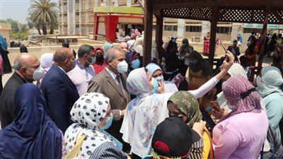 رئيس جامعة الأزهر يلتقط 