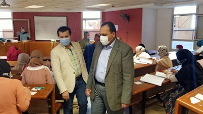 نائب رئيس جامعة بنها لشئون التعليم يتابع سير الامتحانات بكلية الفنون التطبيقية (صور) 