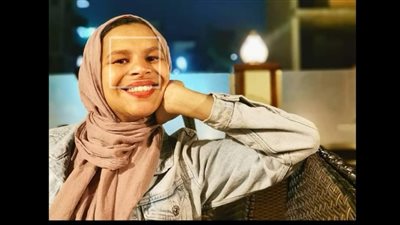 هبة شتلة.. فتاة كسرت القيود ورسمت معاناة الإنسان النفسية بالأسلاك النحاسية (صور)