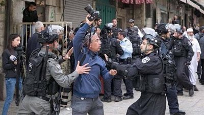 الاحتلال الإسرائيلي يعتدي على أهالي الشيخ جراح خلال مؤتمر صحفي