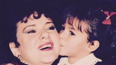 إيمي سمير غانم تنشر صورًا من طفولتها تجمعها بوالدتها.. ونجوم الفن يدعمونها