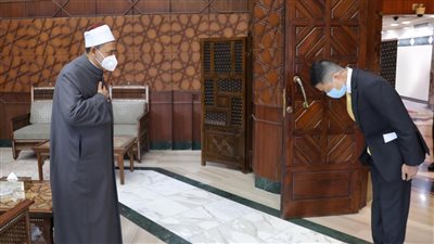 سفير تايلاند ينحني توقيرًا لشيخ الأزهر 