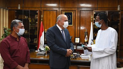 شاهده يجمع القمامة.. محافظ قنا يكرم مواطنًا لحفاظه على نظافة الشوارع