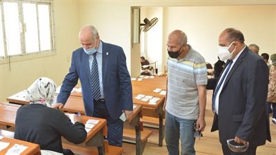 رئيس جامعة الفيوم يُشدد على تطبيق الإجراءات الاحترازية داخل لجان الامتحانات (صور)
