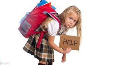 أبرزها تمزق الكتف وانحناء العمود الفقري.. أضرار حقيبة المدرسة على الأطفال