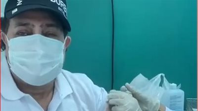 حكيم يتلقى لقاح 