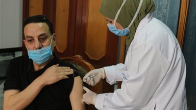 وزير التعليم العالي: تطعيم أعضاء هيئة التدريس والعاملين بالجامعات