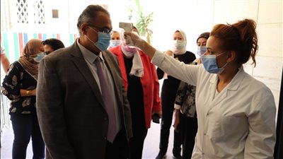 نائب رئيس جامعة عين شمس يتابع سير الامتحانات بكلية التمريض (صور)