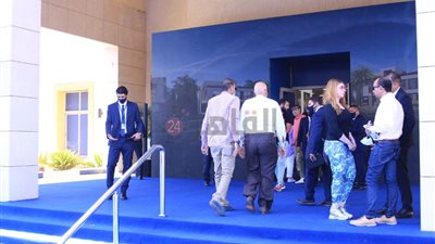 زحام المواطنين في مقر حجز الوحدات السكنية لمدينة نور (صور)