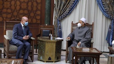 الرئيس الفلسطيني يهدي شيخ الأزهر نسخة خاصة من العهدة العمرية