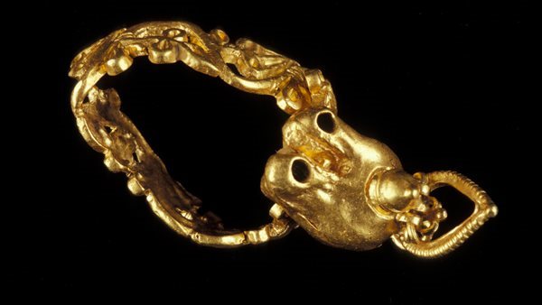 خاتم ذو فص على شكل