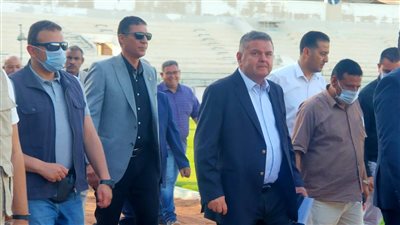 وزير قطاع الأعمال يتفقد غرف ملابس فريق المحلة بعد التجديد