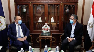 وزير السياحة يبحث مع سفير الأردن بالقاهرة إقامة معارض مشتركة 