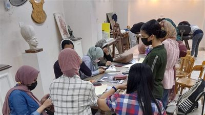 ورش فنية بالكولاج وعروض سينما بثقافة المنيا
