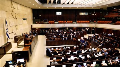 خروج نواب الأحزاب الدينية من جلسة الكنيست بعد مقاطعتهم حديث بينيت