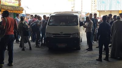 تكدس المواطنين بمواقف القليوبية بعد حادث قطار بنها (صور) 