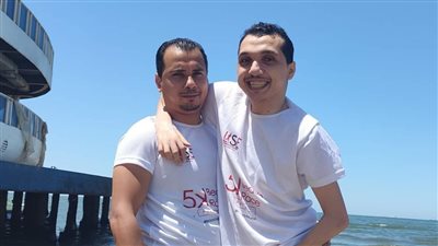 شاب يحيي ذكرى إصابته بالشلل في مكان الحادث ببورسعيد: 