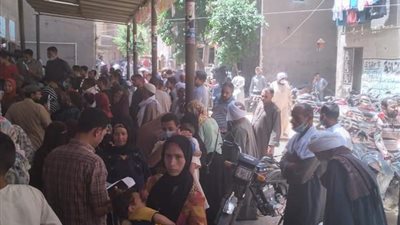 زحام أمام سجل مدني مغاغة بالمنيا دون كمامات أو تباعد