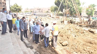 محافظ أسيوط يتابع أعمال إحلال وتجديد خط الانحدار القديم للصرف الصحي بطريق مير 