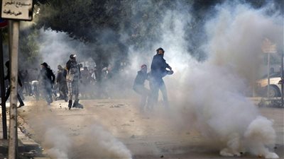 تجدد الاشتباكات بين محتجين تونسيين وقوات الأمن بعد منعهم من اقتحام مركز للأمن الوطني