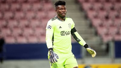 رسميًا.. تخفيض عقوبة حارس أياكس أندريه أونانا