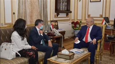 رئيس جامعة القاهرة: مكتب 