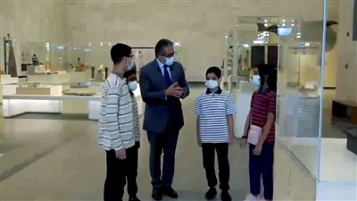 وزير السياحة يشارك طلاب المدارس زيارة المتحف القومي للحضارة المصرية (فيديو)