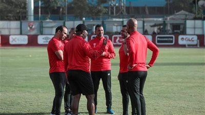 موسيماني يجتمع بمدير الكرة وجهازه المعاون