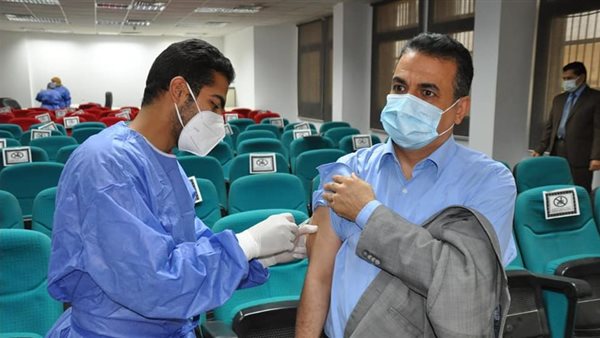 تطعيم العاملين بجامعة