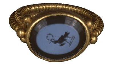 يعرض خاتم ذهبى مزين بديك.. أبرز مقتنيات متحف الآثار بمكتبة الإسكندرية 