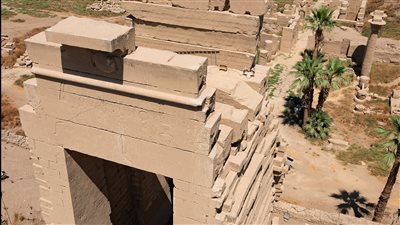 مصدر: المركز الفرنسي بالكرنك يعمل على توثيق البوابة الشرقية للمعبد (خاص)