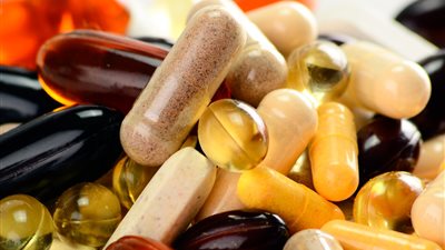 قلد ماركات عالمية.. ضبط متهم بحوزته 1.8 عبوة وقرص مكملات غذائية بالعاشر من رمضان 