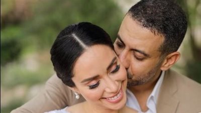 قبلة من محمد فراج لبسنت شوقي في جلسة تصوير رومانسية قبل زفافهما (صور)