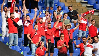 جماهير تركيا تزين ملعب الأولمبيكو قبل مواجهة إيطاليا في افتتاح اليورو (صور)