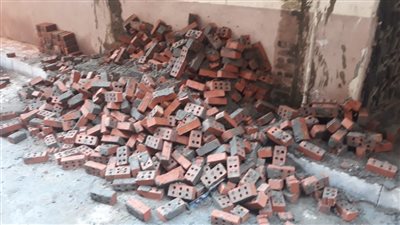 حي وسط الإسكندرية يزيل شرفة عقار مخالفة لخطورتها على المواطنين 