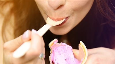 ما هي مخاطر الإفراط في تناول المثلجات بالطقس الحار والبدائل المنعشة الأخرى؟
