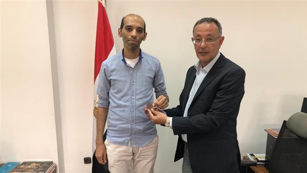 شاب يهدي عملة تذكارية