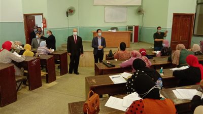 القائم بأعمال رئيس جامعة بنها يتابع سير الامتحانات بكليات الحقوق والتمريض (صور) 