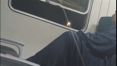 فحص فيديو المتهم بارتكاب فعل فاضح داخل قطار واستدراج طفل متسول (فيديو)