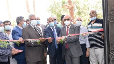 رئيس جامعة أسيوط يتابع الصوبة العلمية لإنتاج نباتات الزينة النادرة وتدريب طلاب كلية الزراعة