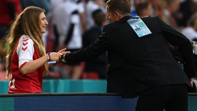 انهيار زوجة إريكسن في الملعب بعد سقوط اللاعب المفاجئ (صور)