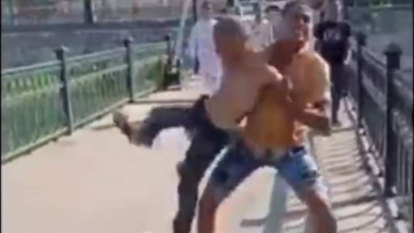 إلقاء طفل في ترعة